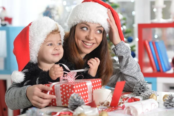 Mor og datter som forbereder seg til jul – stockfoto
