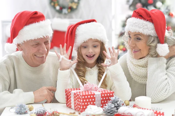 Mor-och farföräldrar med barnbarn firar jul — Stockfoto