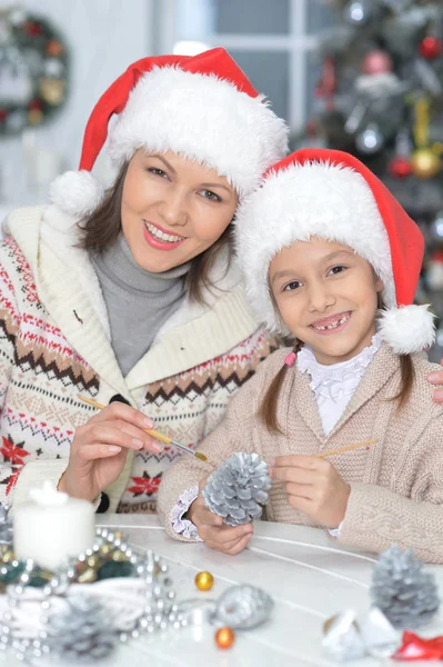 Mother and her daughter making  decorations — Stock Photo, Image
