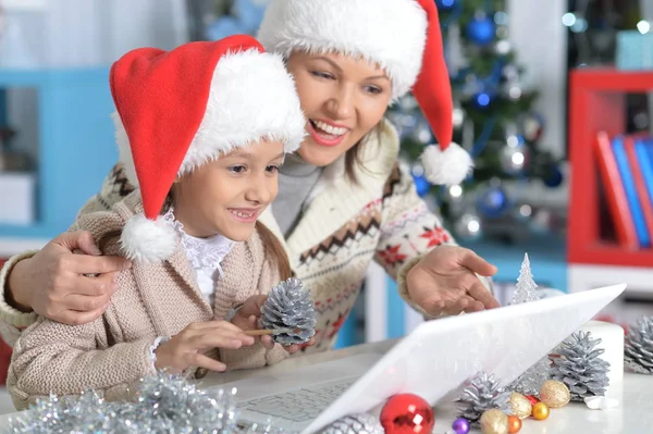 Niña y madre con portátil — Foto de Stock