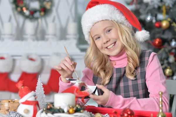 Menina podar para o Natal — Fotografia de Stock