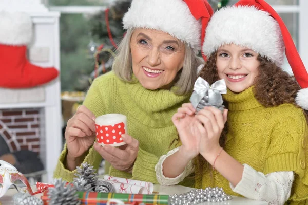 Menina com avó se preparando para o Natal — Fotografia de Stock