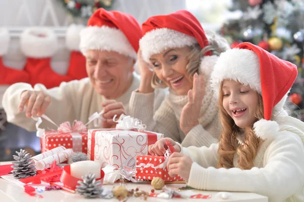 Familjen förbereder sig för jul — Stockfoto