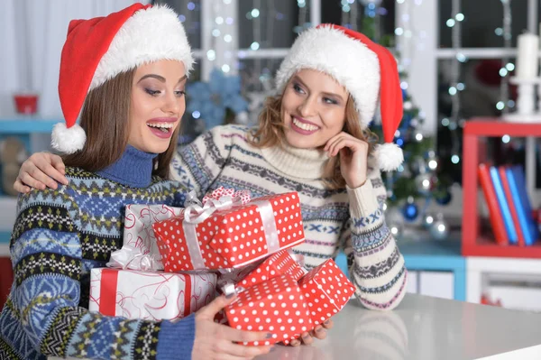 Chicas preparándose para la Navidad — Foto de Stock