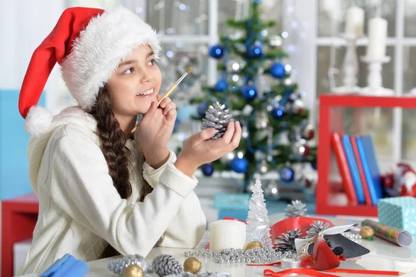 Menina se preparando para o Natal — Fotografia de Stock