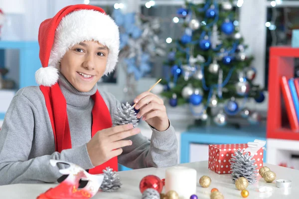 Menino adolescente se preparando para o Natal — Fotografia de Stock