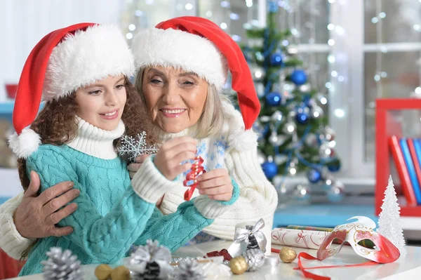 크리스마스를 위해 준비 하는 할머니와 소녀 — 스톡 사진