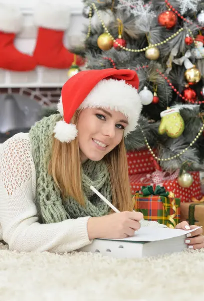 Frau mit Weihnachtsgeschenk — Stockfoto