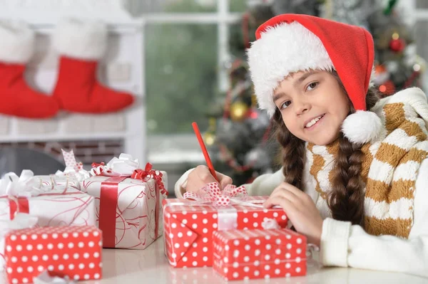 Niña escribiendo carta — Foto de Stock