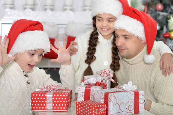 Bambini piccoli e padre con doni — Foto Stock