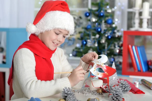 Tiener jongen voorbereiden op kerst — Stockfoto