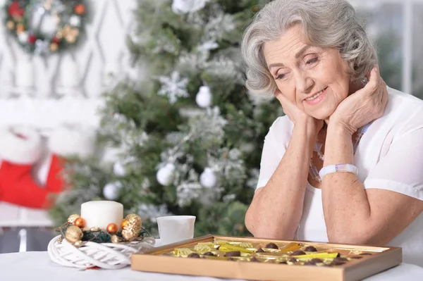 Frau mit Pralinen und Tasse Tee — Stockfoto