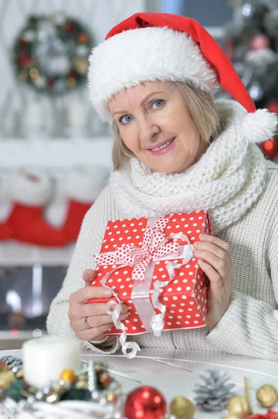 Mature woman with Christmas gift — Stock Photo, Image