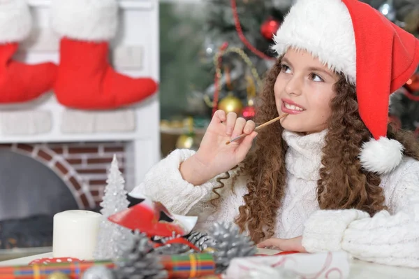 크리스마스를 위해 준비 하는 어린 소녀 — 스톡 사진