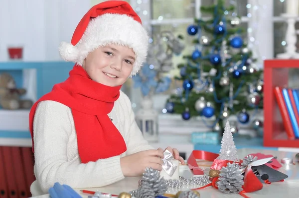 Tiener jongen voorbereiden op kerst — Stockfoto