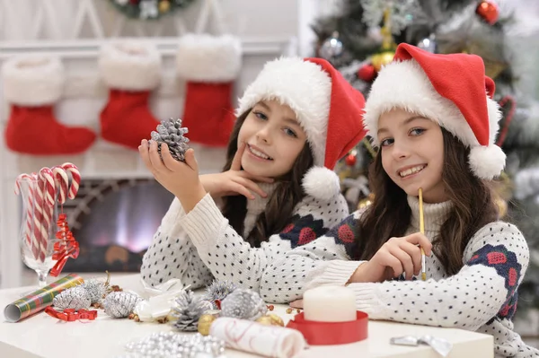 Chicas preparándose para la Navidad — Foto de Stock