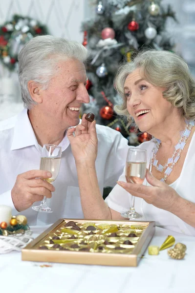 Pareja celebrando la Navidad con champán — Foto de Stock