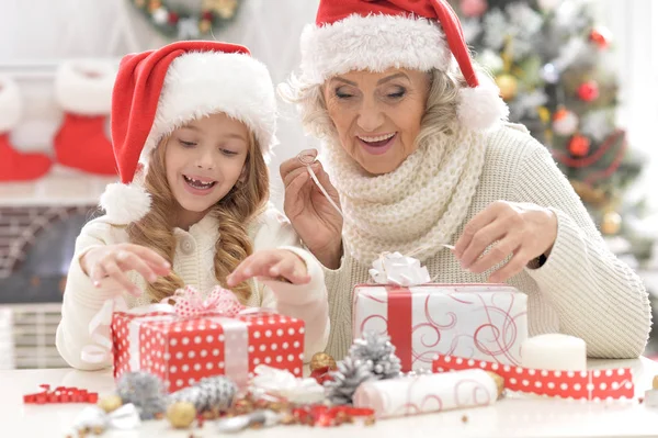 Mormor och barnbarn förbereder sig för jul — Stockfoto