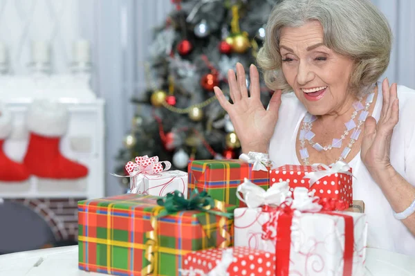 Seniorin bereitet sich auf Weihnachten vor — Stockfoto