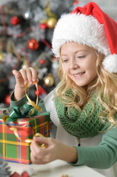 Kleines Mädchen mit Weihnachtsgeschenk — Stockfoto