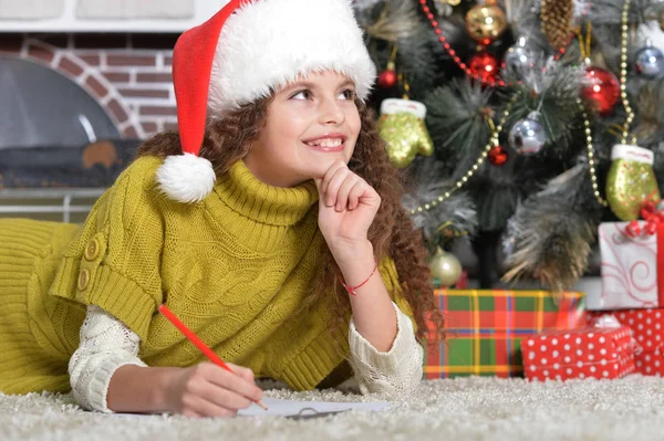 Niña escribiendo carta — Foto de Stock