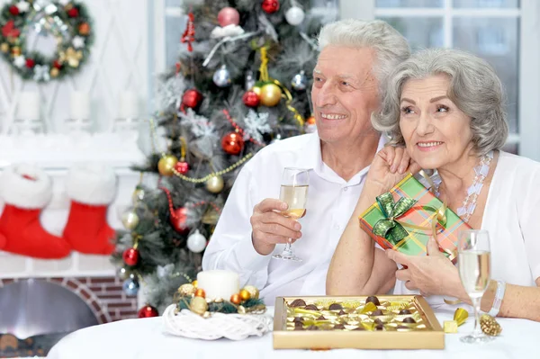 Paar feiert Weihnachten mit Champagner — Stockfoto