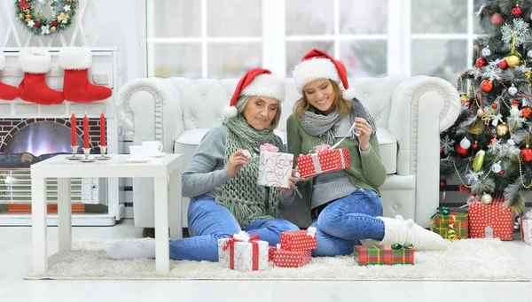 Vrouw en moeder die we vieren kerst — Stockfoto