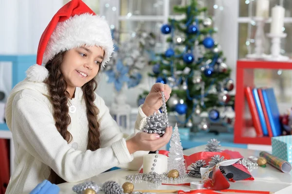 Menina se preparando para o Natal — Fotografia de Stock
