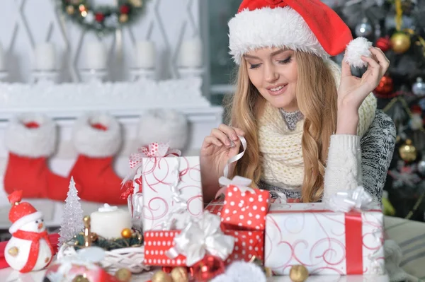 Ung kvinna som förbereder sig för jul — Stockfoto