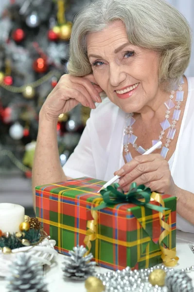 Frau bereitet Weihnachtsgeschenk vor — Stockfoto