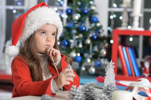 Niña preparándose para la Navidad —  Fotos de Stock