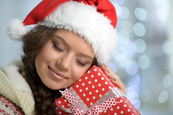 Femme en chapeau de Père Noël — Photo