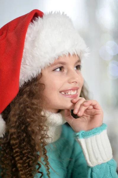 圣诞老人帽的小女孩 — 图库照片