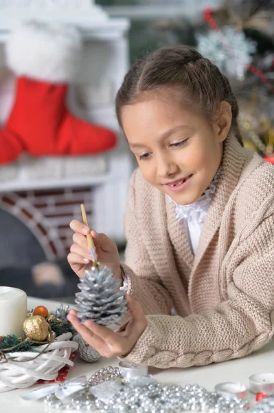 Lilla flickan förbereder sig för jul — Stockfoto