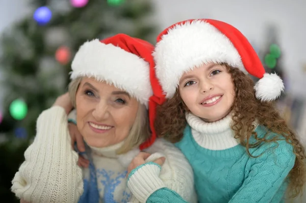 Chica con la abuela celebrando la Navidad — Foto de Stock