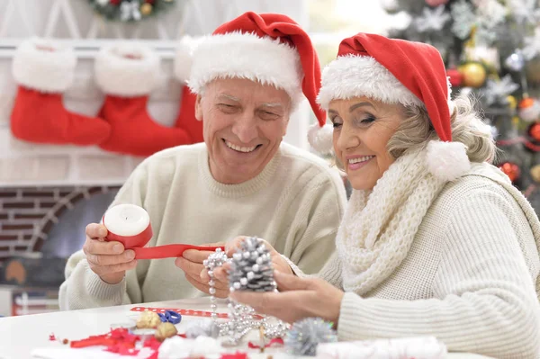 Casal sênior se preparando para o Natal — Fotografia de Stock