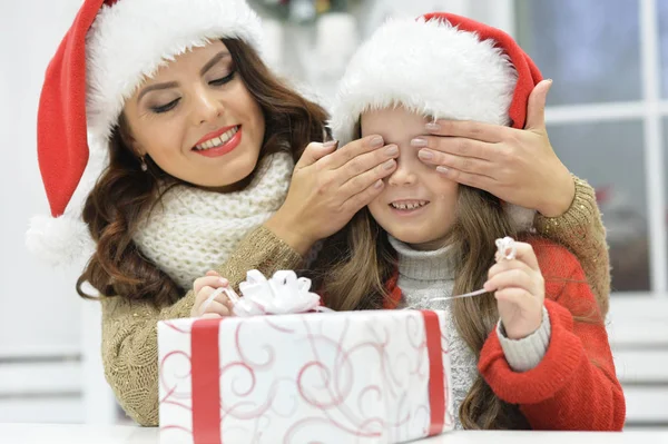 Menina com a mãe celebrando o Natal — Fotografia de Stock