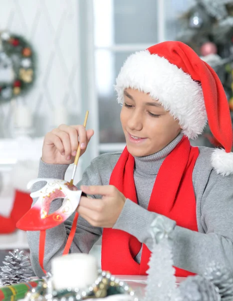 Teenager-Junge bereitet sich auf Weihnachten vor — Stockfoto
