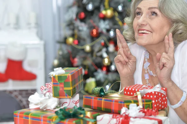 Donna anziana che si prepara per Natale — Foto Stock