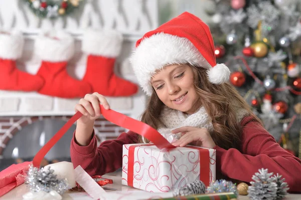 Meisje met kerstcadeau — Stockfoto