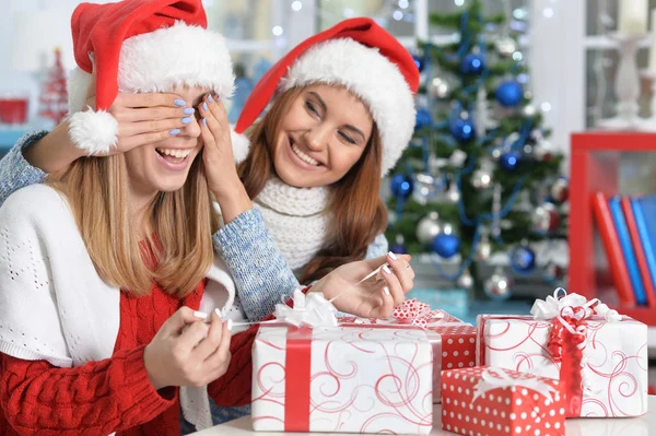 Women opening Christmas presents — Stock Photo, Image