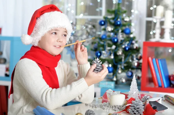 Adolescente ragazzo preparazione per Natale — Foto Stock
