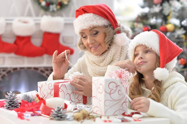 Babička a vnučka připravují na Vánoce — Stock fotografie