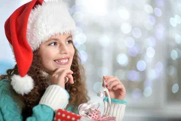 Menina com presente de Natal — Fotografia de Stock