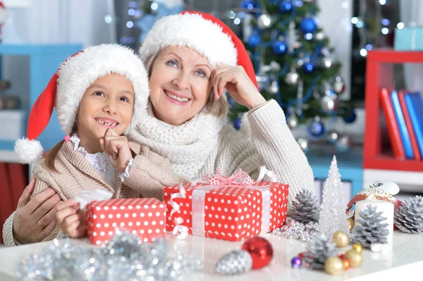 Frau und Kind feiern Weihnachten — Stockfoto