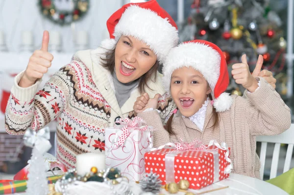 Mutter und Tochter bereiten sich auf Weihnachten vor — Stockfoto