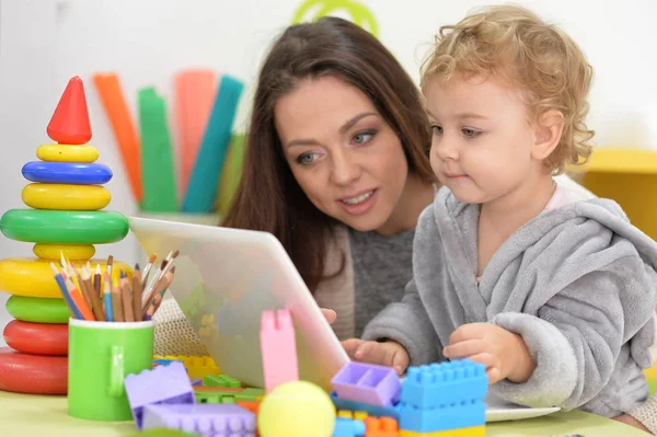 Mãe e filha usando laptop — Fotografia de Stock