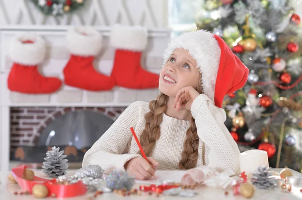 Niña en sombrero de santa —  Fotos de Stock