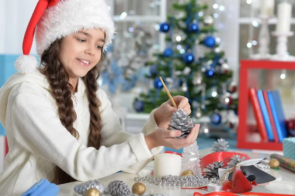 Niña preparándose para la Navidad — Foto de Stock