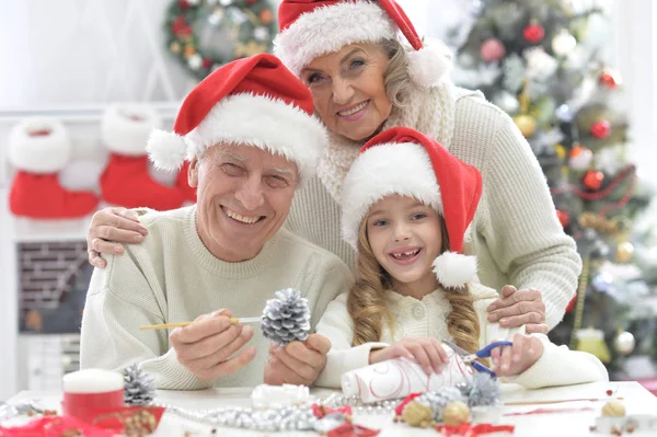 Familjen förbereder sig för jul — Stockfoto